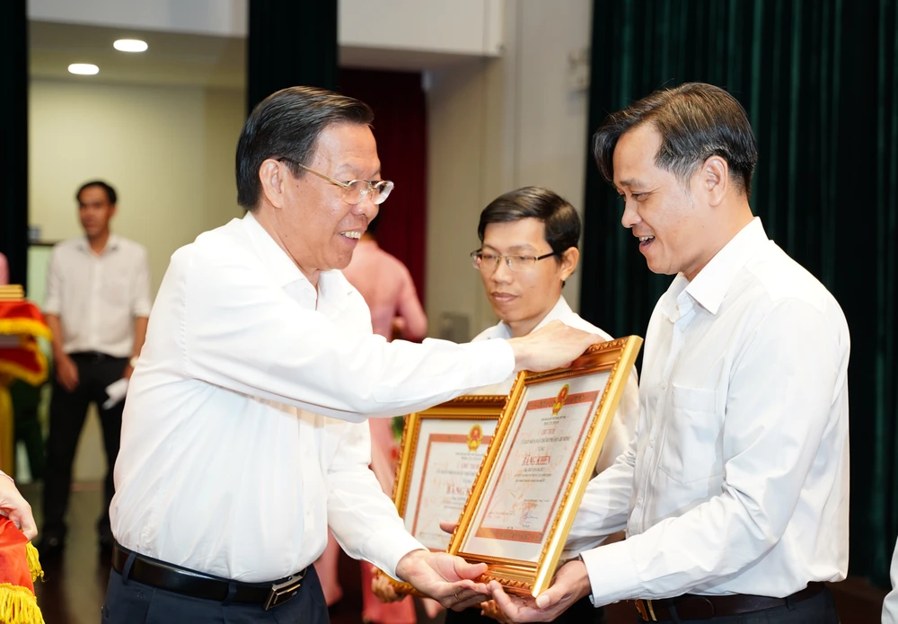 Chủ tịch UBND TP.HCM Phan Văn Mãi tặng bằng khen cho các chủ tịch xã, phường, thị trấn. Ảnh: THUẬN VĂN Chủ tịch Phan Văn Mãi: TP.HCM sẽ tiếp tục mua lại hoa của người dân vào đêm 30 Tết 2025-chu-tich-phan-van-mai