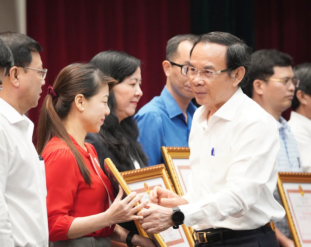 Bí thư Thành uỷ TP.HCM tặng bằng khen cho các cá nhân, tập thể. Ảnh: THUẬN VĂN Chủ tịch Phan Văn Mãi: TP.HCM sẽ tiếp tục mua lại hoa của người dân vào đêm 30 Tết 2025-chu-tich-phan-van-mai