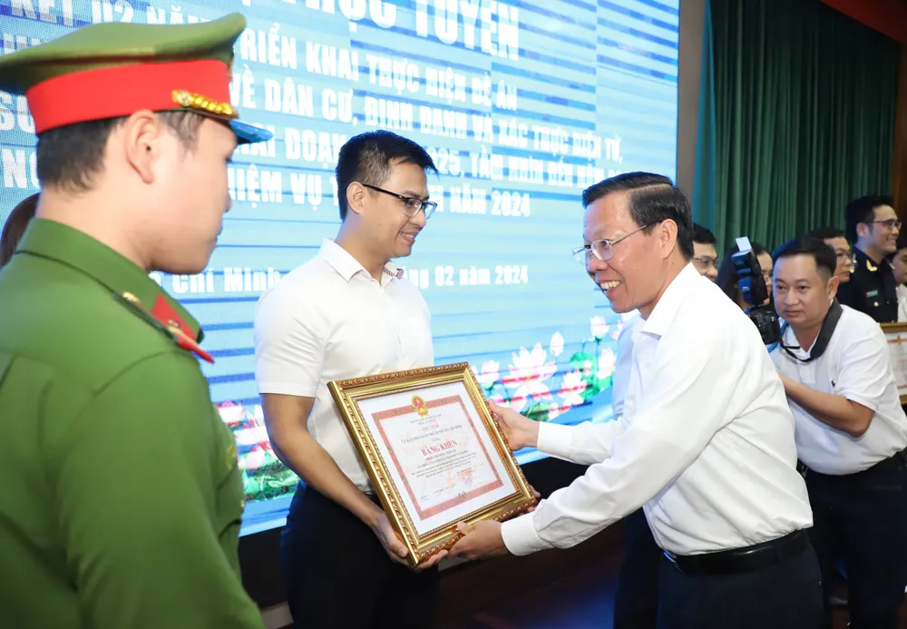 Chủ tịch Phan Văn Mãi: Năm 2025, đưa toàn bộ hoạt động hành chính TP.HCM lên nền tảng số-chu-tich-phan-van-mai-de-an-06