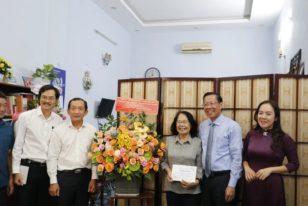 Chủ tịch Phan Văn Mãi thăm, chúc mừng các thầy thuốc tiêu biểu-chu-tich-phan-van-mai-chuc-mung-ngay-thay-thuoc