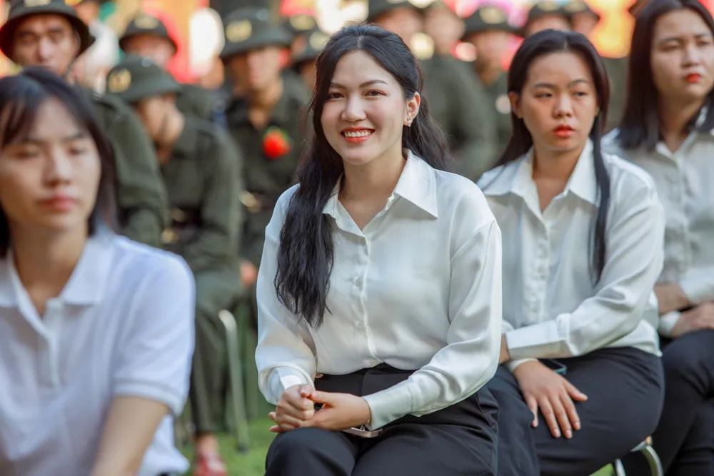 Hàng ngàn thanh niên TP.HCM hồ hởi lên đường nhập ngũ-thanh-nien-tp.hcm-len-duong-nhap-ngu