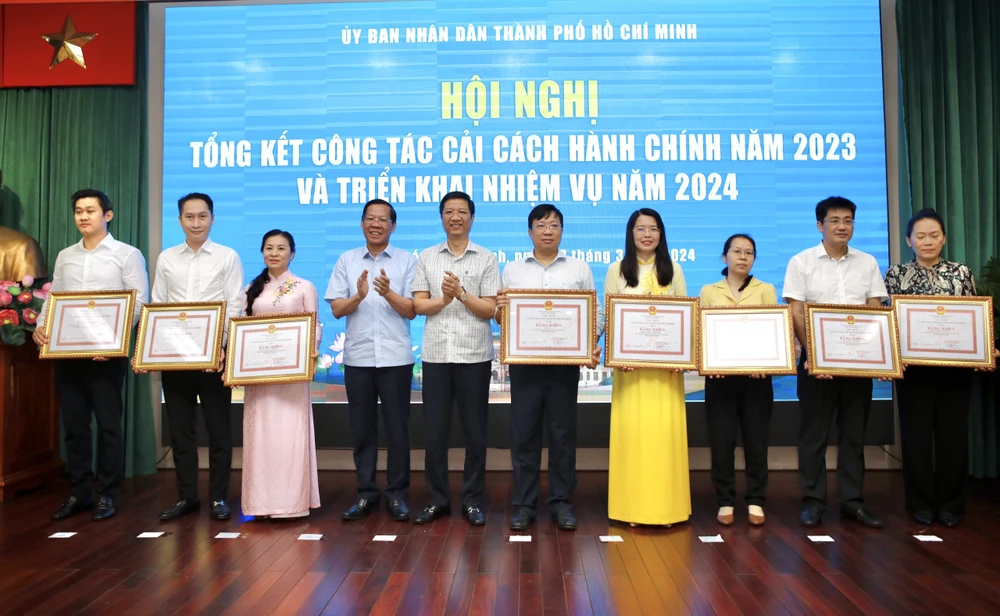 Chủ tịch UBND TP.HCM Phan Văn Mãi trao bằng khen cho các sở, ngành xếp hạng xuất sắc về cải cách hành chính. Ảnh: NGUYỆT NHI Chủ tịch Phan Văn Mãi: Cải cách hành chính để người dân hài lòng, chứ không vì thứ hạng-chu-tich-phan-van-mai