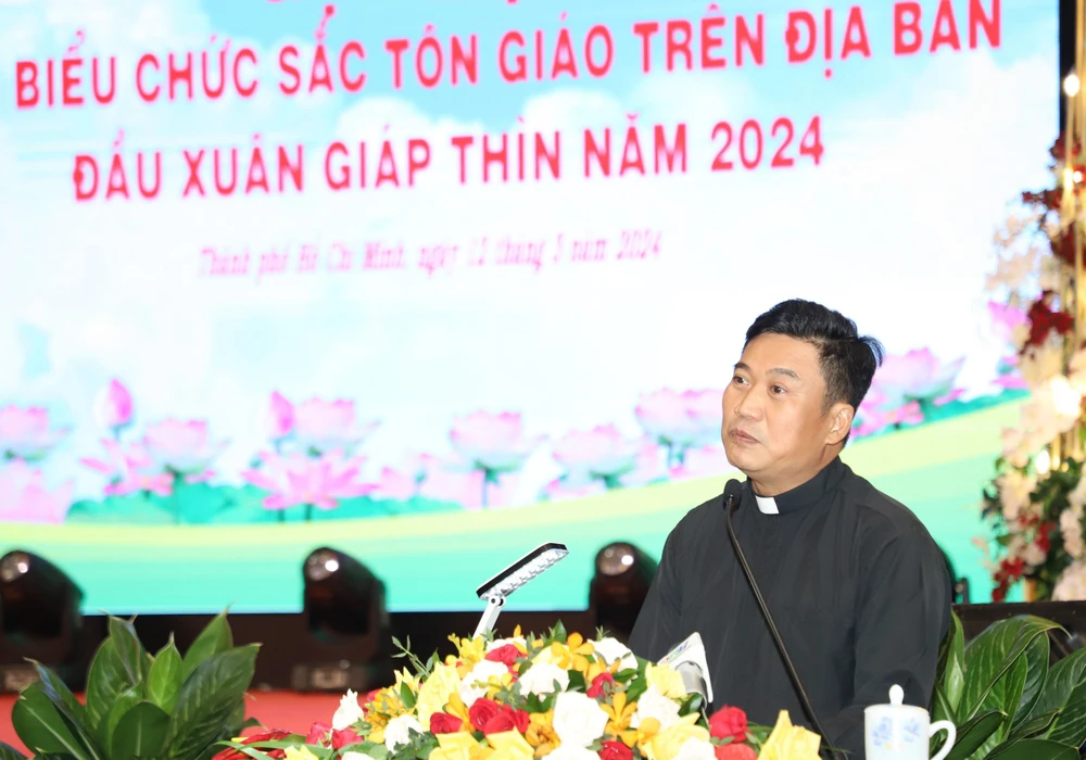 Chính uỷ Quân khu 7: Gắn bó với đồng bào tôn giáo vừa là nhiệm vụ, vừa là tình cảm quân dân-quan-khu-7-gap-mat-chuc-sac-ton-giao