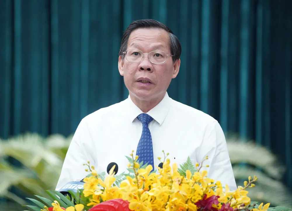 Chủ tịch UBND TP.HCM Phan Văn Mãi đọc tờ trình giới thiệu nhân sự. Ảnh: THUẬN VĂN Bà Phạm Khánh Phong Lan làm ủy viên UBND TP.HCM-ba-pham-khanh-phong-lan