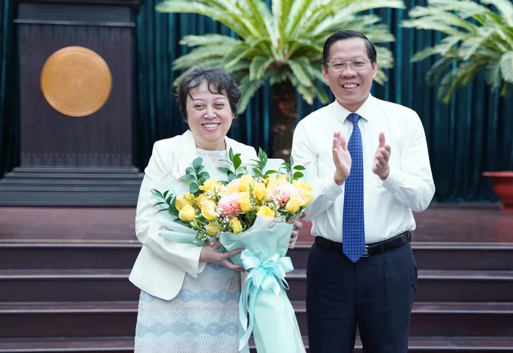 Chủ tịch UBND TP.HCM Phan Văn Mãi tặng hoa chúc mừng bà Phạm Khánh Phong Lan. Ảnh: THUẬN VĂN Bà Phạm Khánh Phong Lan làm ủy viên UBND TP.HCM-ba-pham-khanh-phong-lan