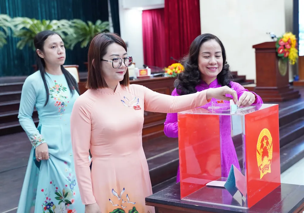 Các đại biểu HĐND TP.HCM bỏ phiếu bầu bà Phạm Khánh Phong Lan làm ủy viên UBND TP.HCM. Ảnh: THUẬN VĂN Bà Phạm Khánh Phong Lan làm ủy viên UBND TP.HCM-ba-pham-khanh-phong-lan