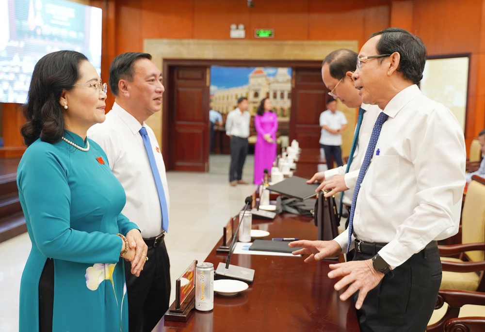Bí thư Thành ủy TP.HCM Nguyễn Văn Nên trao đổi với Chủ tịch HĐND TP.HCM Nguyễn Thị Lệ trước kỳ họp. Ảnh: THUẬN VĂN Bà Nguyễn Thị Lệ: HĐND TP.HCM sẽ bầu thêm Phó Chủ tịch HĐND TP.HCM khoá X-ba-nguyen-thi-le