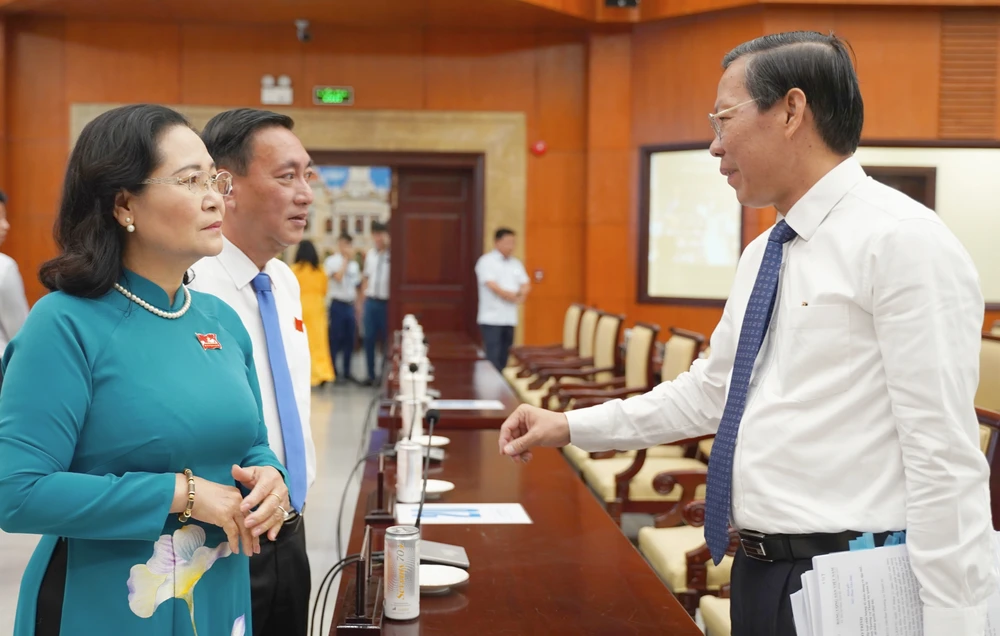 Chủ tịch UBND TP.HCM Phan Văn Mãi trao đổi với Chủ tịch HĐND TP.HCM Nguyễn Thị Lệ trước kỳ họp. Ảnh: THUẬN VĂN Bà Nguyễn Thị Lệ: HĐND TP.HCM sẽ bầu thêm Phó Chủ tịch HĐND TP.HCM khoá X-ba-nguyen-thi-le