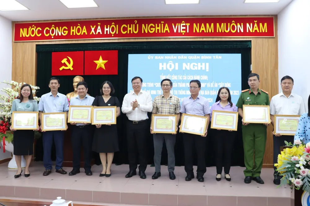 Bí thư quận Bình Tân: Không thể cứ gửi văn bản rồi ngồi 'nhịp đùi' chờ trả lời-quan-binh-tan-cchc