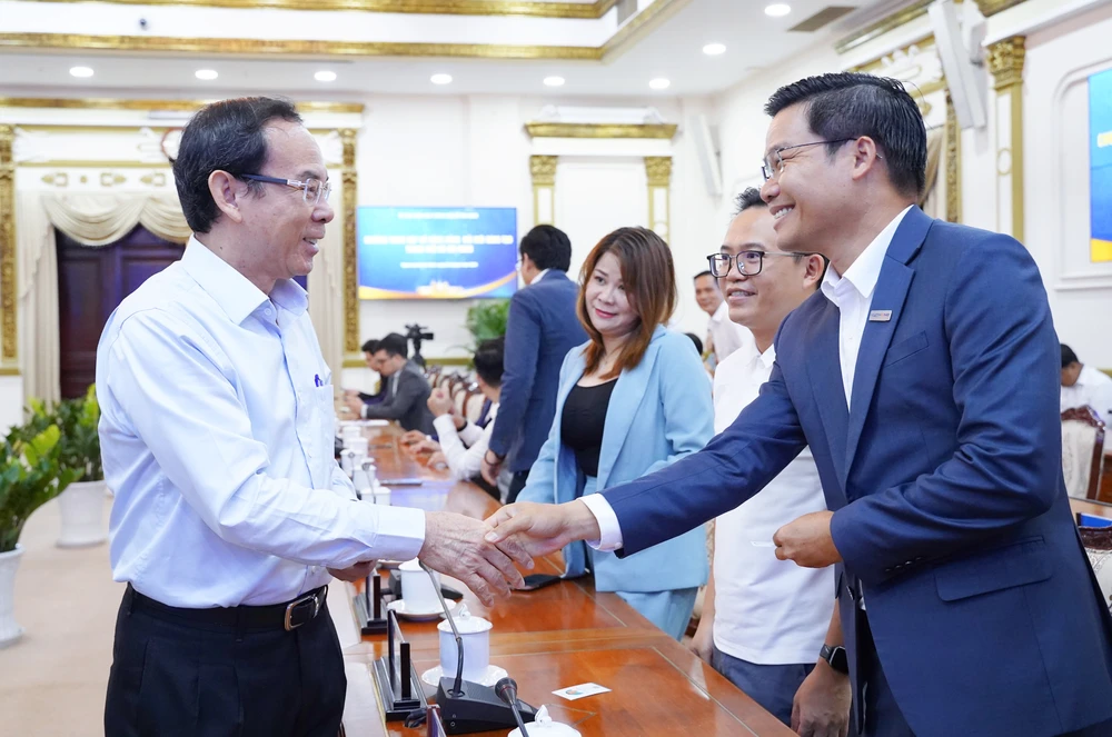 Bí thư Thành uỷ TP.HCM Nguyễn Văn Nên trao đổi với các chuyên gia tham dự buổi gặp gỡ. Ảnh: THUẬN VĂN Chủ tịch Phan Văn Mãi: TP.HCM chứa đựng nhiều cơ hội, dư địa để khởi nghiệp, đổi mới sáng tạo-lanh-dao-TP-gap-cong-dong-khoi-nghiep