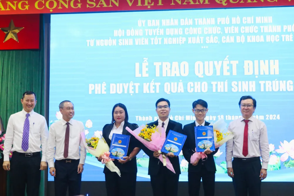 Lãnh đạo Sở Nội vụ TP.HCM, Sở GD&ĐT, Trung tâm Xúc tiến Thương mại và Đầu tư TP trao các quyết định cho thí sinh trúng tuyển hồi tháng 1-2024. Ảnh: N.THU tuyen-dung-dinh-vien-xuat-sac.jpg