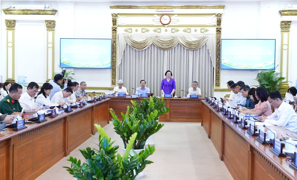 Toàn cảnh buổi làm việc của Bộ trưởng Bộ Nội vụ Phạm Thị Thanh Trà và UBND TP.HCM về triển khai việc thực hiện sắp xếp các đơn vị hành chính cấp huyện, cấp xã. Ảnh: THUẬN VĂN sap-xep-80-phuong-tp.hcm-1.jpg