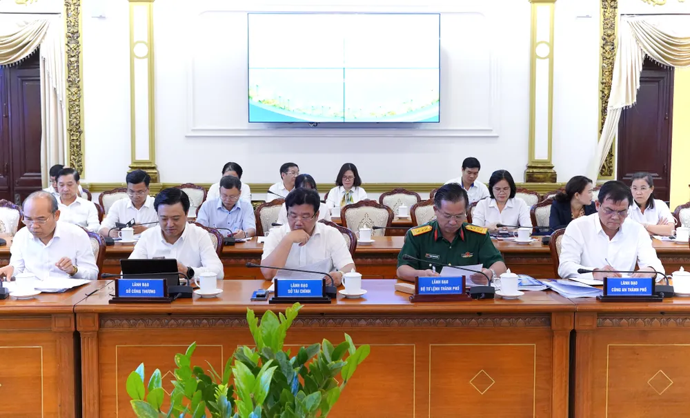 Lãnh đạo sở, ngành, quận, huyện TP.HCM tham dự buổi làm việc. Ảnh: THUẬN VĂN sap-xep-80-phuong-tp.hcm-2.jpg