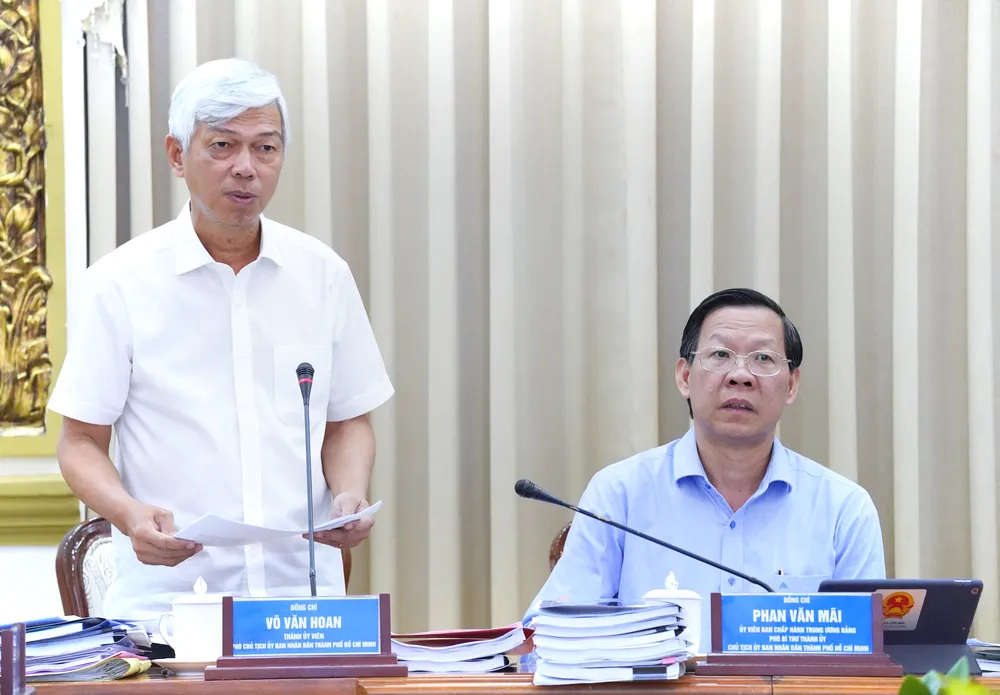 Phó Chủ tịch UBND TP.HCM Võ Văn Hoan trao đổi thêm về lý do không sắp xếp huyện Nhà Bè. Ảnh: THUẬN VĂN Bộ trưởng Bộ Nội vụ thống nhất phương án sắp xếp 80 phường của TP.HCM