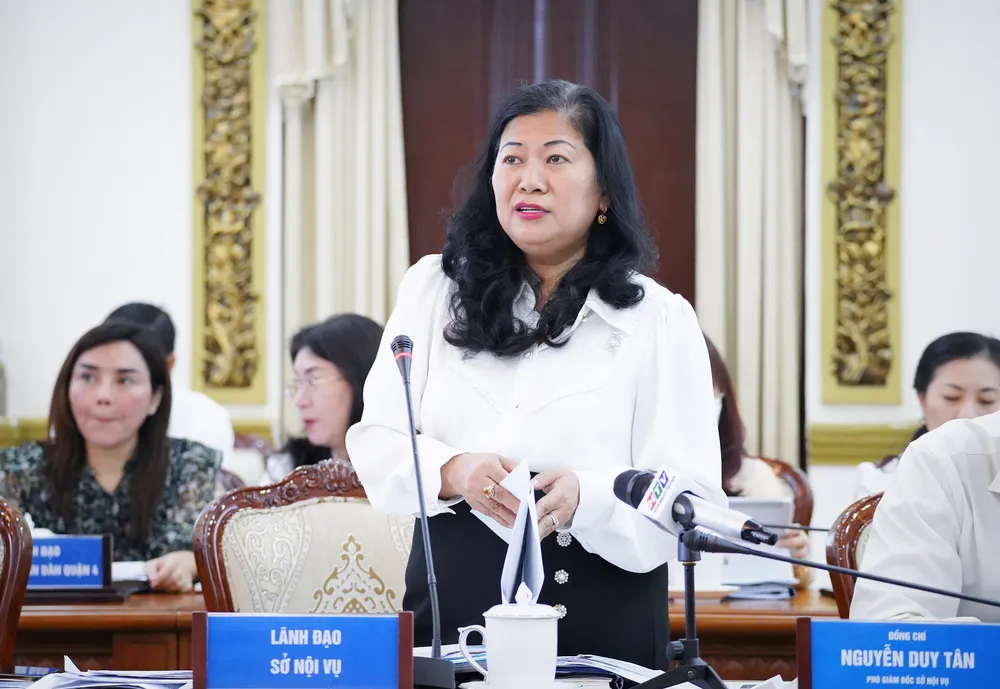 Phó Giám đốc Sở Nội vụ Nguyễn Thị Hồng Thắm trình bày phương án sắp xếp của TP.HCM. Ảnh: THUẬN VĂN sap-xep-80-phuong-tp.hcm-6.jpg