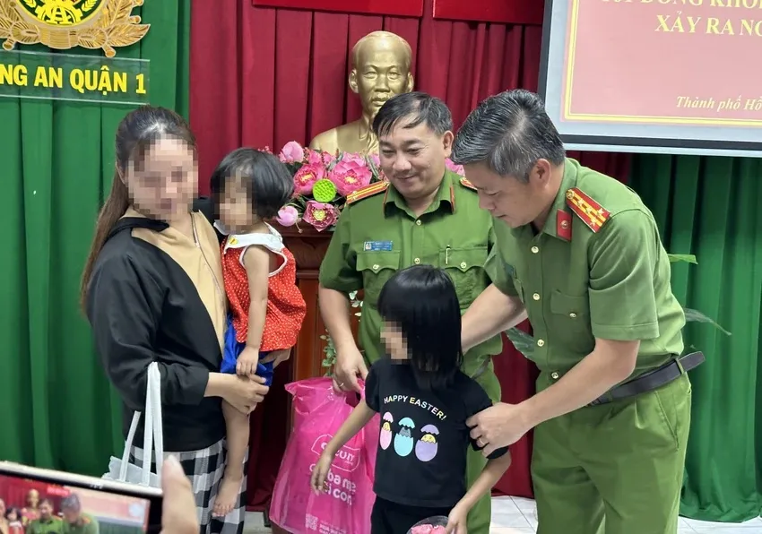 Công an đưa hai bé gái về với gia đình. Ảnh: NGUYỄN YÊN chu-tich-phan-van-mai-noi-ve-be-gai-mat-tich.jpg