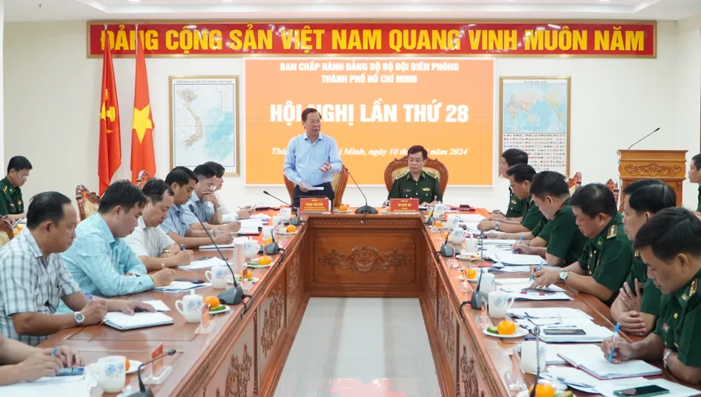 Chủ tịch UBND TP.HCM Phan Văn Mãi chỉ đạo Bộ đội Biên phòng TP cần dự báo kịp thời các tình huống xấu. Ảnh: V.LÊ Chủ tịch TP.HCM: Bộ đội Biên phòng cần dự báo kịp thời các tình huống xấu-bo-doi-bien-phong