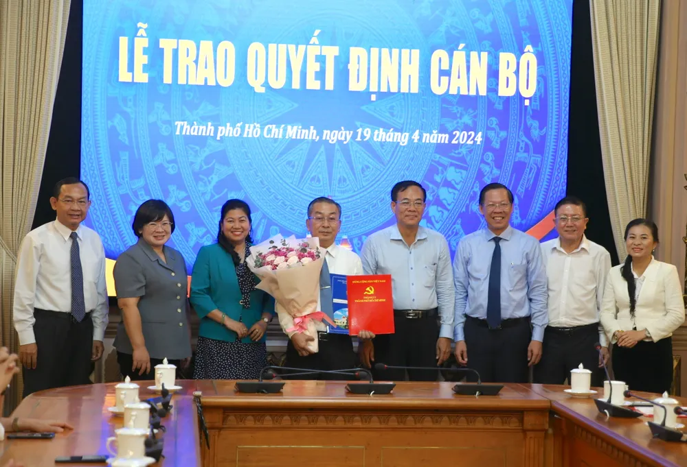 Chủ tịch UBND TP.HCM và lãnh đạo sở, ban, ngành chúc mừng tân giám đốc Sở Nội vụ. Ảnh: HÀ THƯ giam-doc-so-noi-vu-2.jpg