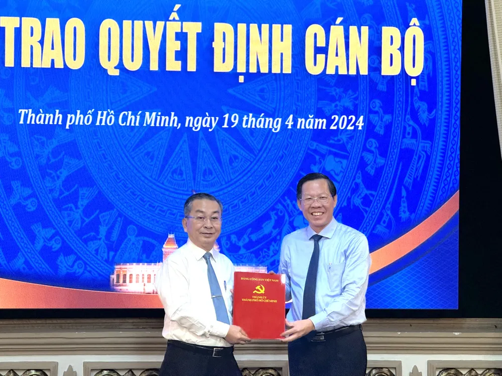 Chủ tịch UBND TP.HCM Phan Văn Mãi trao quyết định tiếp nhận và bổ nhiệm Bí thư Quận uỷ quận 8 Võ Ngọc Quốc Thuận giữ chức giám đốc Sở Nội vụ. Ảnh: HÀ THƯ Bí thư quận 8 làm Giám đốc Sở Nội vụ TP.HCM-giam-doc-so-noi-vu.jpg