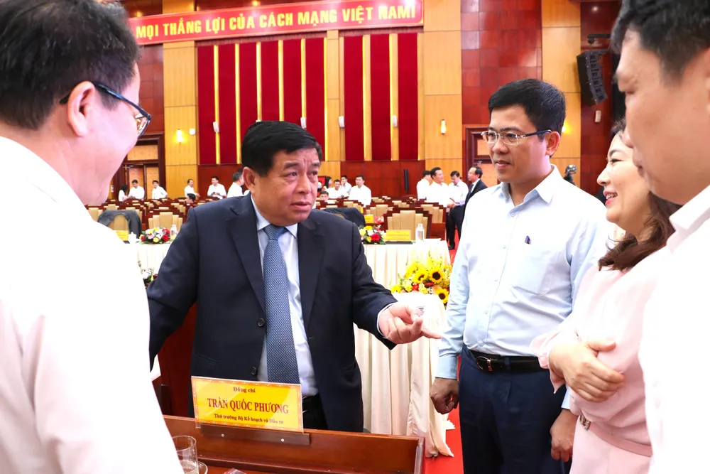 Bộ trưởng Bộ KH&ĐT Nguyễn Chí Dũng trao đổi với các đại biểu bên lề hội nghị. Ảnh: VÕ TÙNG vanh-dai-4-5.jpg