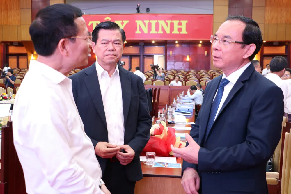 Bí thư Thành uỷ TP.HCM Nguyễn Văn Nên trao đổi với đại biểu bên lề hội nghị. Ảnh: VÕ TÙNG VANH-DAI-4-8.jpg