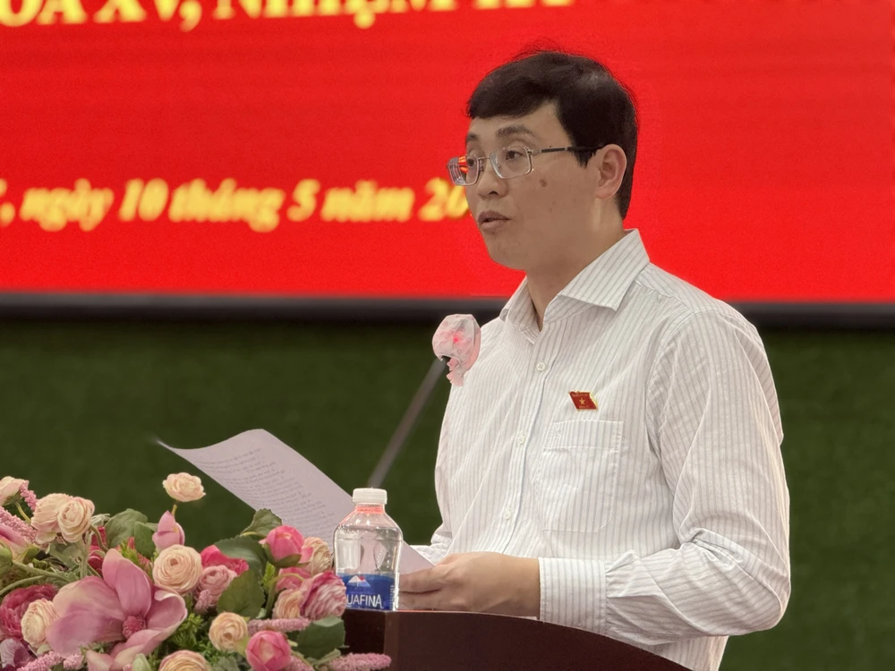 ĐBQH Đỗ Đức Hiển trao đổi với cử tri quận 1. Ảnh: HÀ THƯ cu-tri-quan-1-2.jpg