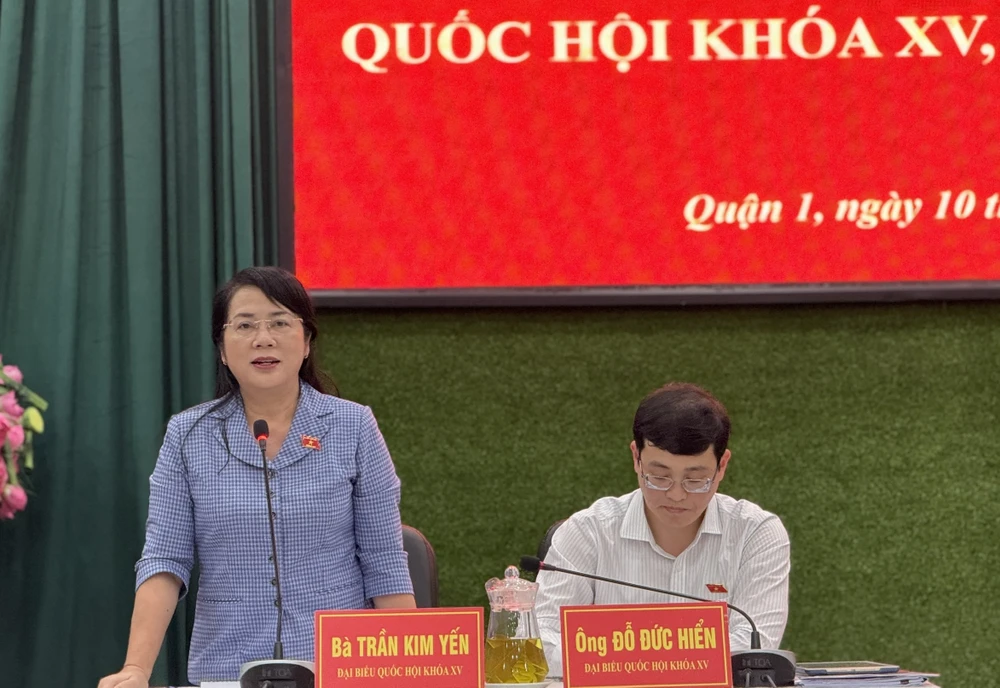 ĐBQH Trần Kim Yến thông tin với cử tri quận 1. Ảnh: HÀ THƯ cu-tri-quan-1-3.jpg