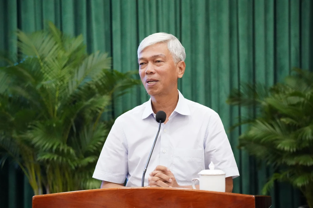 Phó Chủ tịch UBND TP.HCM Võ Văn Hoan phát biểu kết luận hội nghị. Ảnh: THUẬN VĂN Ông Võ Văn Hoan: Văn bản giấy chuyển đi lòng vòng, đi họp nhanh hơn ngồi xin ý kiến bằng giấy -ong-vo-van-hoan-1.jpg