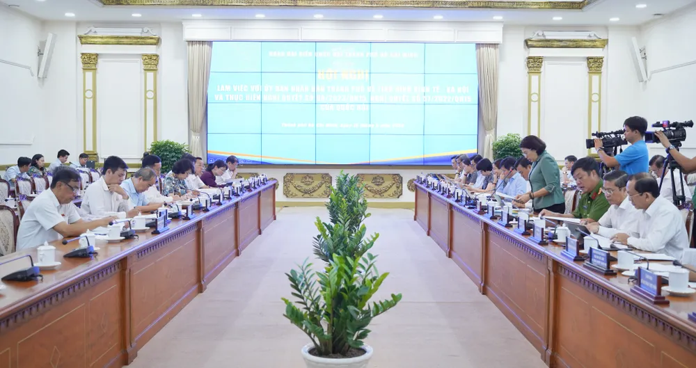 Toàn cảnh buổi làm việc của Đoàn ĐBQH TP.HCM tại UBND TP về tình hình kinh tế - xã hội. Ảnh: THUẬN VĂN dau-gia-dat-thu-thiem-1.jpg