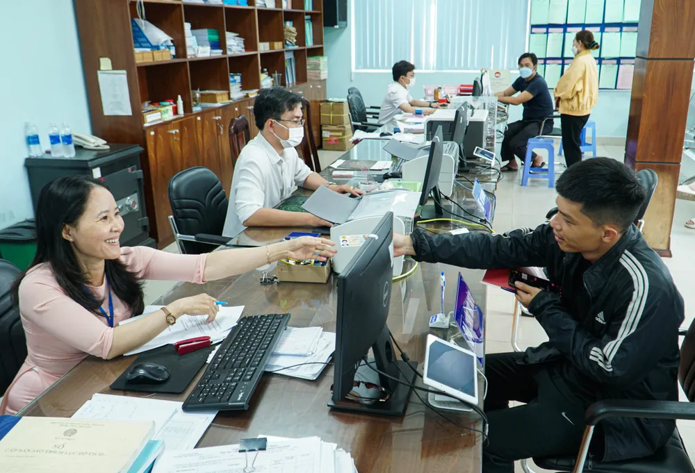 TP.HCM ban hành 87 thủ tục hành chính buộc áp dụng chữ ký số. Ảnh: THUẬN VĂN TP.HCM ban hành 87 thủ tục hành chính buộc áp dụng chữ ký số-chu-ky-so.jpg