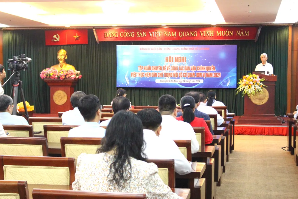 Toàn cảnh buổi báo cáo của Phó Chủ tịch UBND TP.HCM Võ Văn Hoan. Ảnh: LT ong-vo-van-hoan.JPG