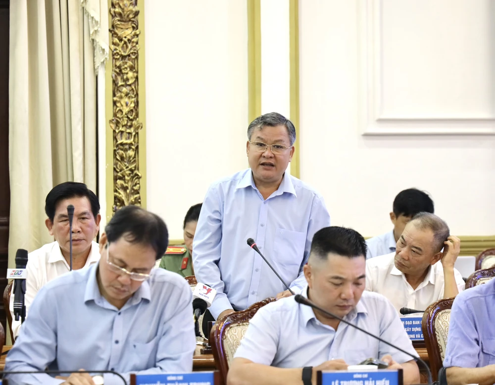 Ông Nguyễn Hoàng Anh Dũng, Phó Ban Hạ tầng, nêu khó về dự án rạch Xuyên Tâm và bờ Bắc kênh Đôi. Ảnh: TTBC rach-xuyen-tam-2.jpg