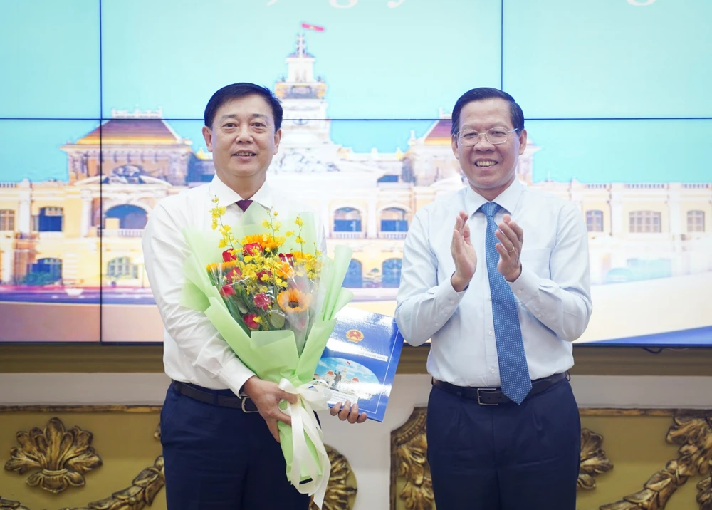 Chủ tịch UBND TP.HCM Phan Văn Mãi trao quyết định tiếp nhận, bổ nhiệm ông Nguyễn Hoàng Hải làm Giám đốc Sở Tài chính. Ảnh: THUẬN VĂN giam-doc-so-tai-chinh-2.jpg
