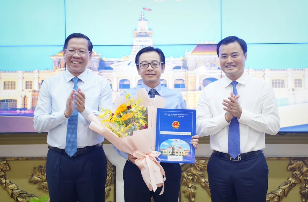 Chủ tịch UBND quận Tân Phú Phạm Minh Mẫn nhận quyết định giữ chức vụ Phó Giám đốc Sở Xây dựng. Ảnh: THUẬN VĂN giam-doc-so-tai-chinh-5.jpg