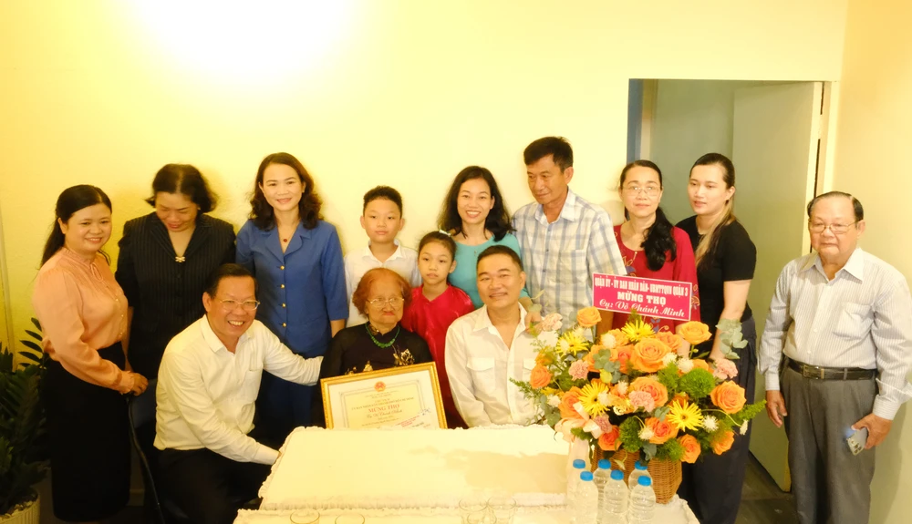 Ông Phan Văn Mãi, Chủ tịch UBND TP.HCM thăm cụ Võ Chánh Minh. Ảnh: HÀ THƯ Chủ tịch Phan Văn Mãi: Trân quý sự đóng góp của người cao tuổi cho TP.HCM-ong-phan-van-mai.JPG