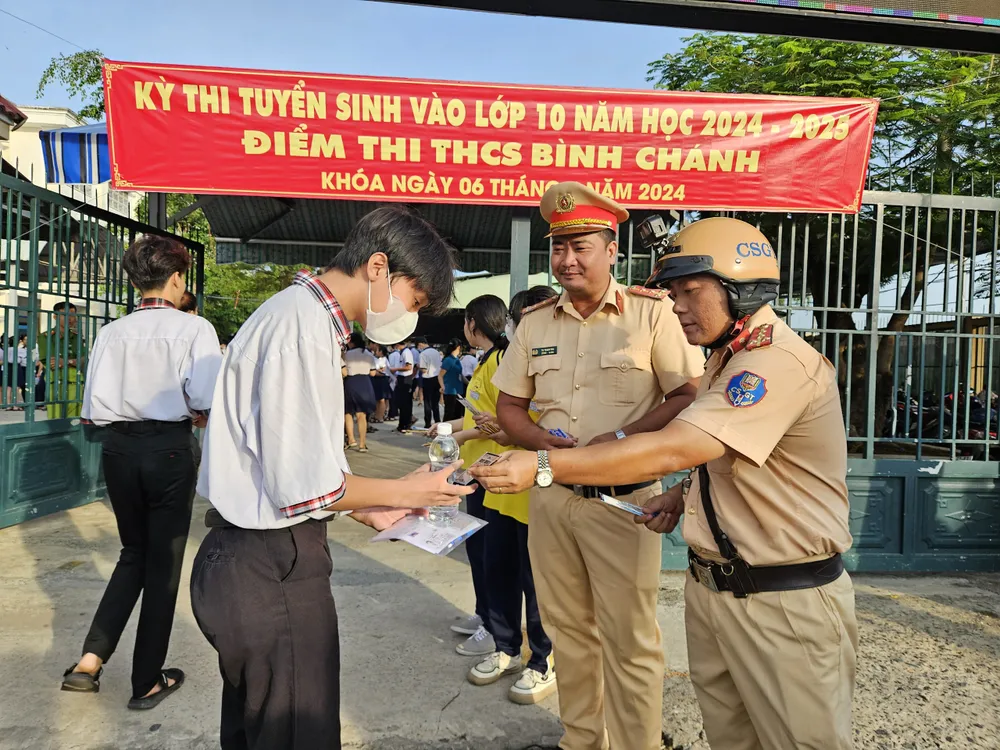 CSGT Tân Túc phát nước cho học sinh dự thi. Ảnh: T.NGHĨA CSGT Tân Túc ‘tiếp’ 700 chai nước cho học sinh thi vào lớp 10-tram-csgt-tan-tuc-1.jpg