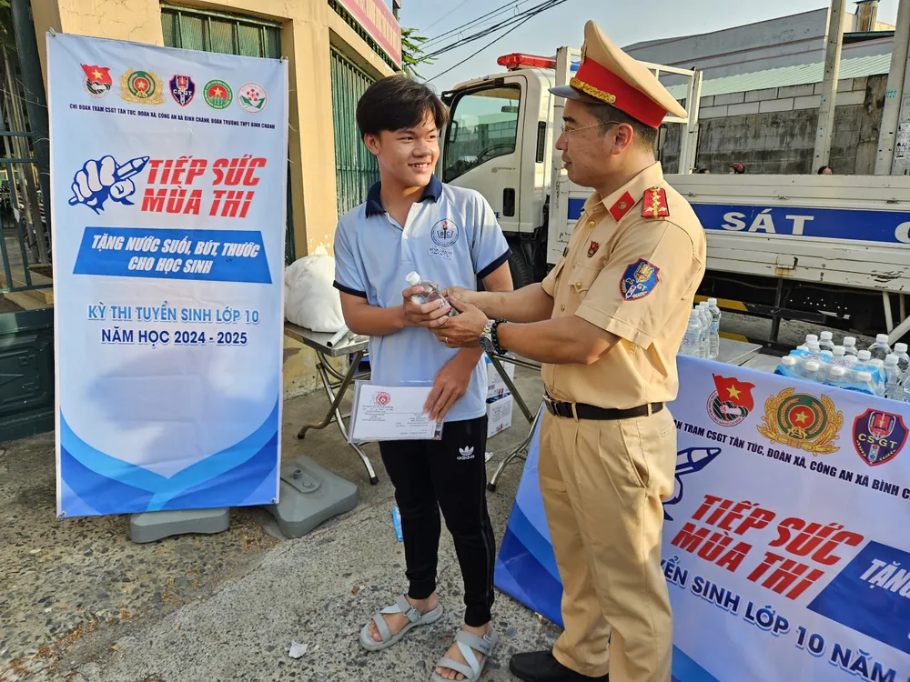 CSGT Tân Túc tặng nước, bút, thước cho học sinh thi tuyển vào lớp 10. Ảnh: T.NGHĨA Ttram-csgt-tan-tuc-2.jpg