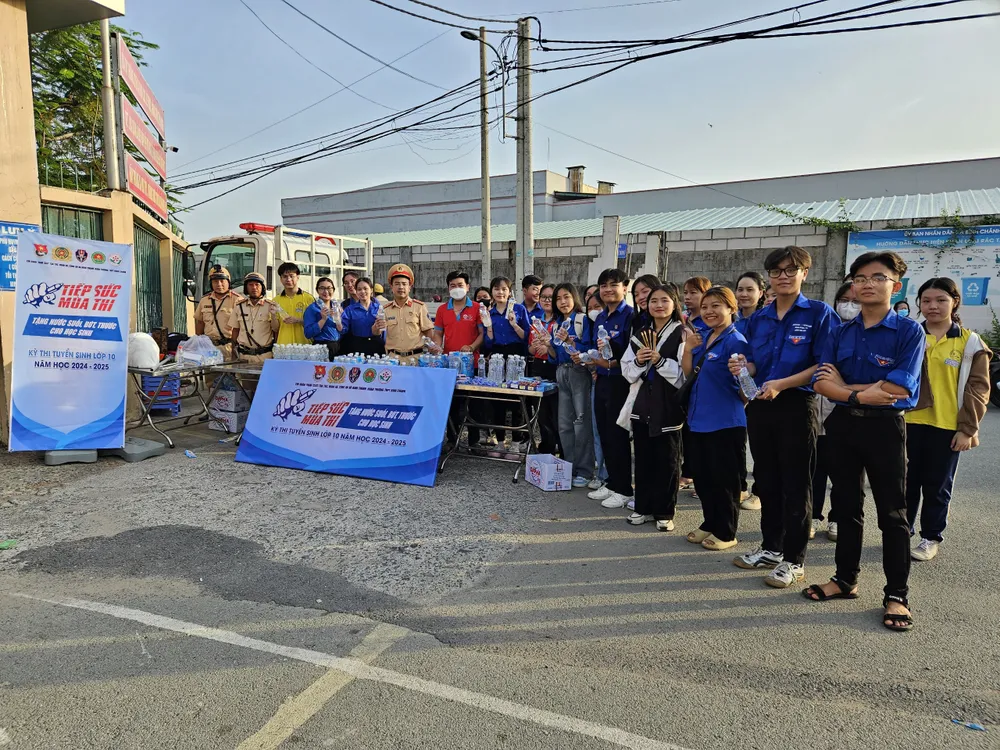 CSGT Tân Túc cùng đoàn xã Bình Chánh, đoàn viên thanh niên thực hiện tiếp sức mùa thi. Ảnh: T.NGHĨA Ttram-csgt-tan-tuc-3.jpg