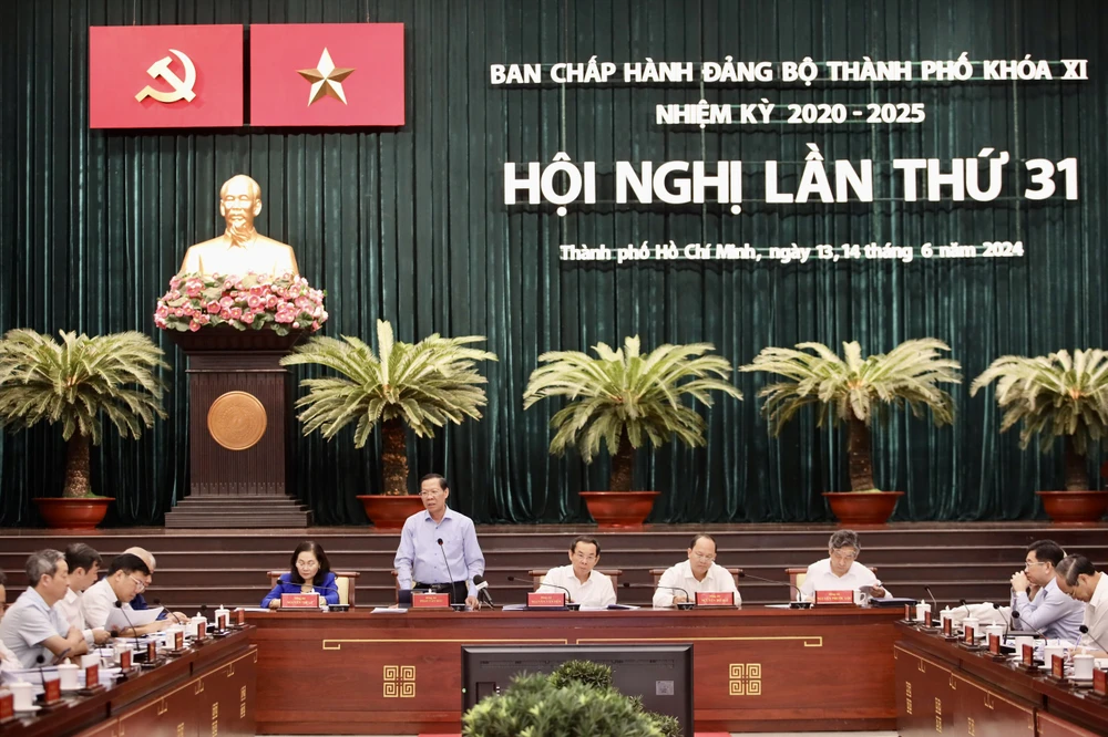 Chủ tịch UBND TP.HCM Phan Văn Mãi thông tin về đề án đường sắt đô thị. Ảnh: NGUYỆT NHI Chủ tịch Phan Văn Mãi: TP.HCM làm 183km đường sắt đô thị bằng phát hành trái phiếu -duong-sat-do-thi.jpg