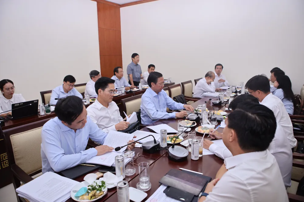 Toàn cảnh phiên thảo luận tổ có sự tham dự của Chủ tịch UBND TP.HCM Phan Văn Mãi. Ảnh: NGUYỆT NHI khong-gian-ngam-2.jpg