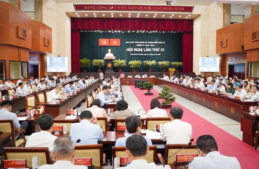 Toàn cảnh hội nghị lần thứ 31 Ban Chấp hành Đảng bộ TP.HCM khóa XI, nhiệm kỳ 2020 – 2025. Ảnh: THUẬN VĂN bi-thu-nguyen-van-nen-2.jpg