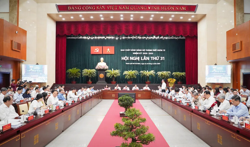 Toàn cảnh Hội nghị lần thứ 31 Ban Chấp hành Đảng bộ TP.HCM khóa XI, nhiệm kỳ 2020-2025, sáng 14-6. Ảnh: THUẬN VĂN trung-chuyen-ho-so-2.jpg