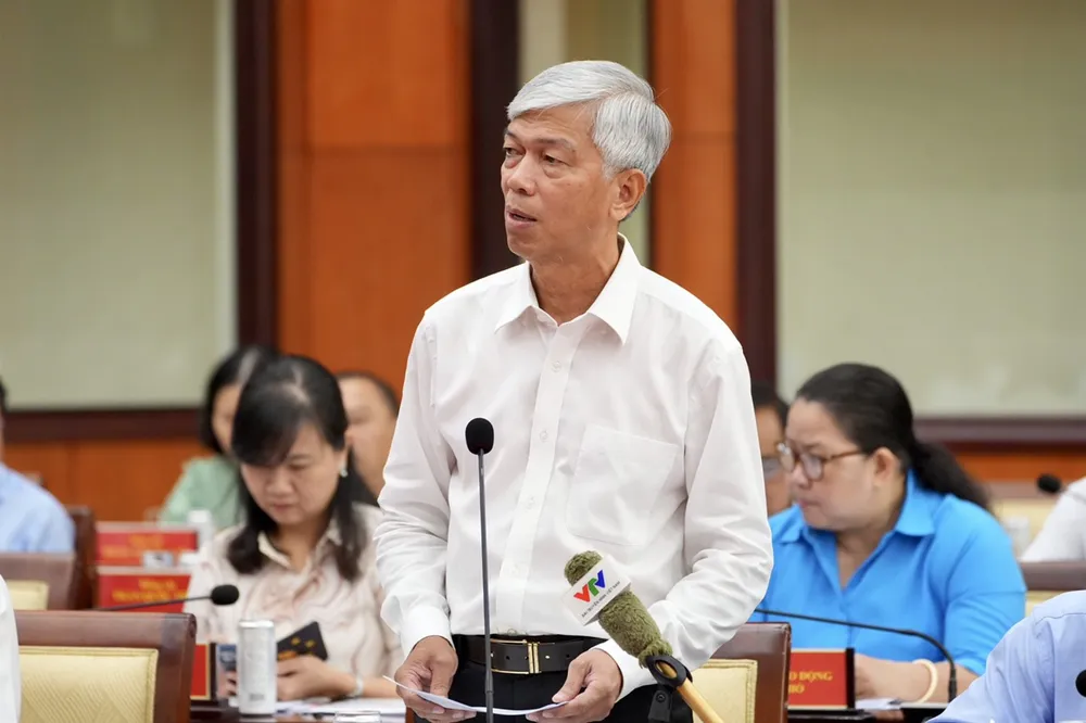 Phó Chủ tịch UBND TP.HCM Võ Văn Hoan nhìn nhận việc trung chuyển hồ sơ trong nội bộ các sở, và giữa các sở với nhau lòng vòng, phức tạp. Ảnh: NGUYỆT NHI Phó Chủ tịch Võ Văn Hoan: Trung chuyển hồ sơ giữa các sở phức tạp, khó kiểm soát-trung-chuyen-ho-so.jpg