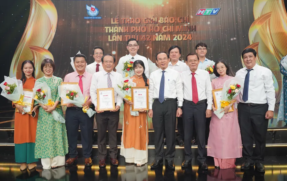Bí thư Thành ủy TP.HCM Nguyễn Văn Nên, Chủ tịch Hội Nhà báo TP.HCM Nguyễn Tấn Phong chụp ảnh cùng các tác giả đoạt giải báo chí TP.HCM lần thứ 42 của báo Pháp Luật TP.HCM. Ảnh: THUẬN VĂN 'Cùng ngư dân thắp sáng đèn trên biển' của báo Pháp Luật TP.HCM đoạt giải Nhất Báo chí TP.HCM 2024-bao-phap-luat-tp.hcm-10.jpg