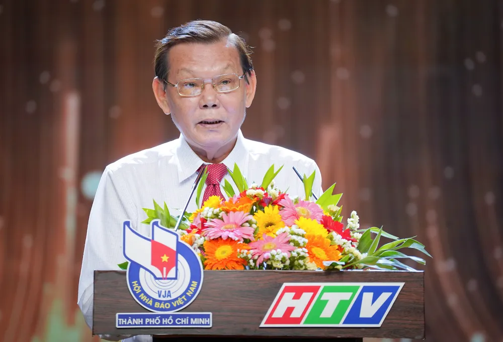 Chủ tịch Hội Nhà báo TP.HCM Nguyễn Tấn Phong phát biểu tại buổi lễ. Ảnh: THUẬN VĂN bao-phap-luat-tp.hcm-12.jpg
