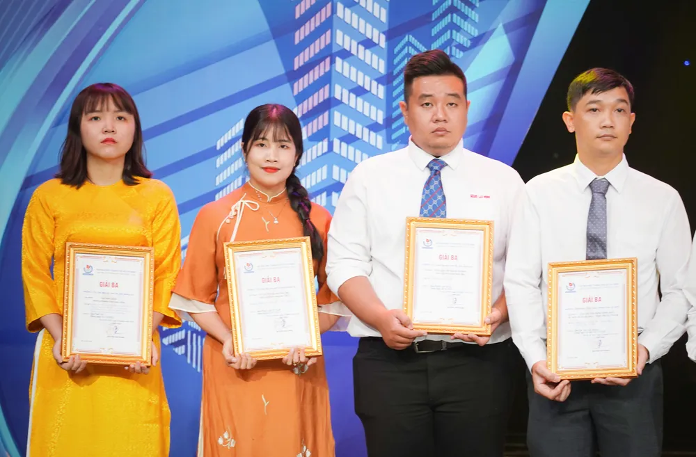 Tác giả Nguyễn Nguyệt Nhi (thứ hai từ trái sang) đoạt giải Ba với tác phẩm "TP.HCM: Nhìn lại việc thực hiện Nghị quyết 98 năm 2023". Ảnh: THUẬN VĂN bao-phap-luat-tp.hcm-2.jpg