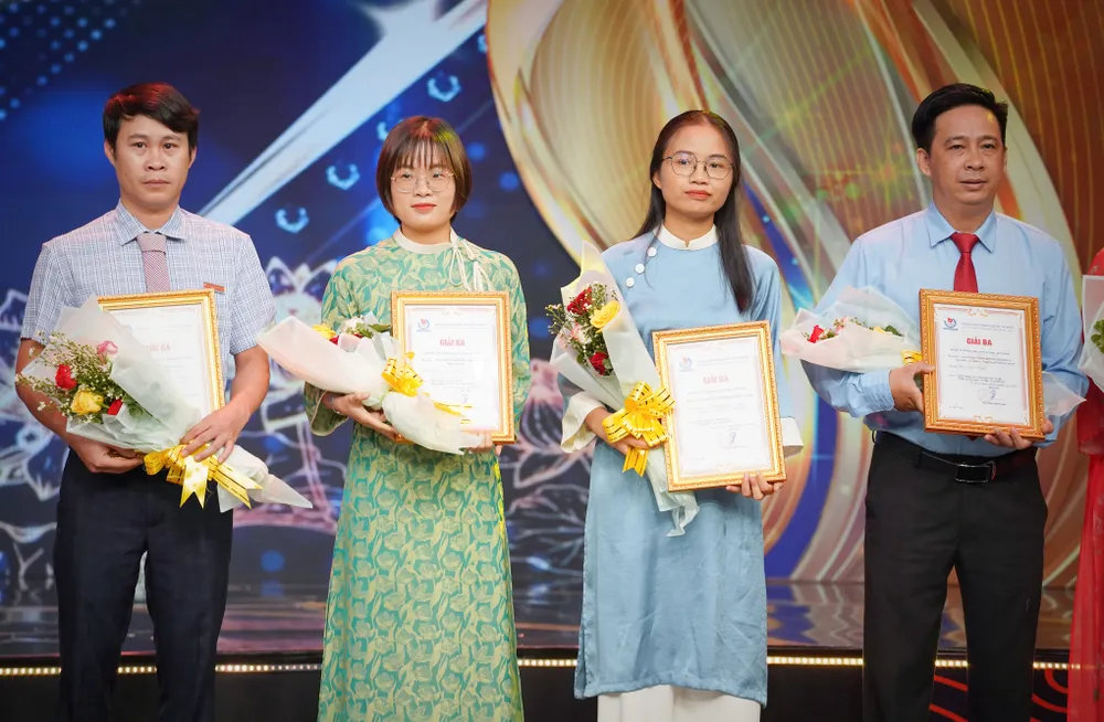 Tác giả Lê Thị Kim Thoa (thứ hai từ trái sang) đại diện nhận giải Ba với tác phẩm “Để cán bộ dám nghĩ, dám làm được bảo vệ”. Ảnh: THUẬN VĂN bao-phap-luat-tp.hcm-3.jpg