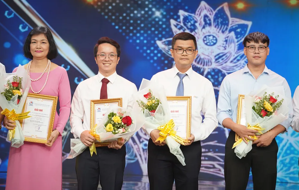 Tác giả Đỗ Văn Thiện (thứ hai từ trái sang) nhận giải Nhì với tác phẩm “Xóa ‘ma trận” đường lưỡi bò phi pháp của Trung Quốc". Ảnh: THUẬN VĂN bao-phap-luat-tp.hcm-4.jpg