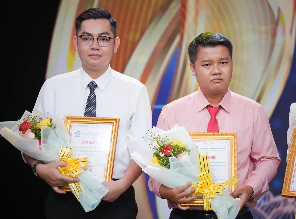 Tác giả Huỳnh Trường Giang – Thái Quốc Vũ đoạt giải Nhất với tác phẩm "Chúng tôi là công nhân Vành đai 3". Ảnh: THUẬN VĂN bao-phap-luat-tp.hcm-8.jpg