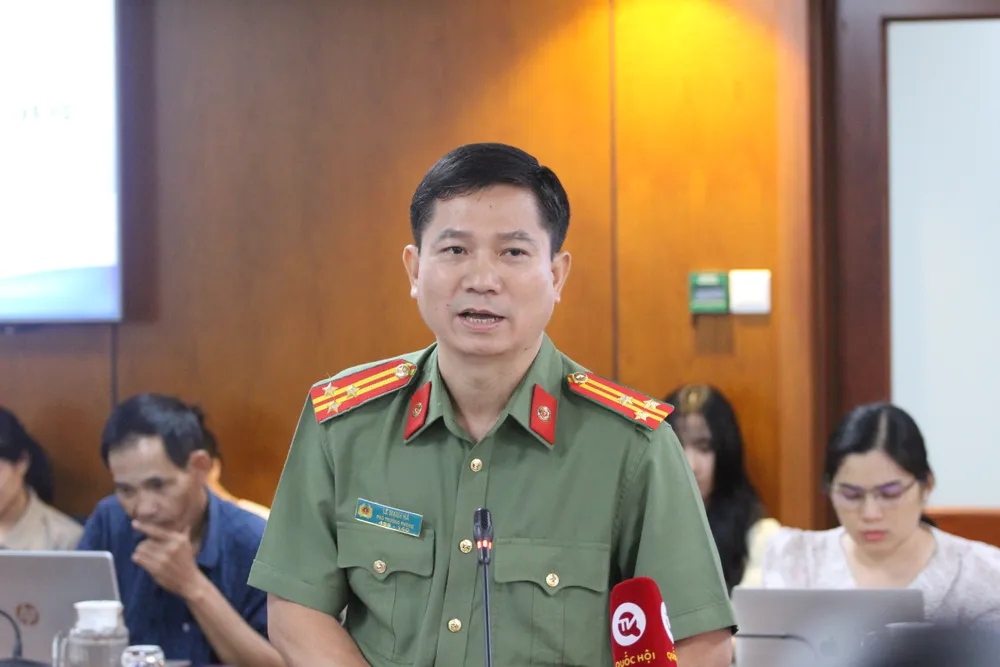 Thượng tá Lê Mạnh Hà, Phó Trưởng Phòng Tham mưu, Công an TP.HCM, trả lời tại họp báo. Ảnh: THÀNH NHÂN Công an TP.HCM phạt hơn 8.500 xe tự chế, xe 3-4 bánh, xe mù, xe mờ...-cong-an-tp.hcm.JPG